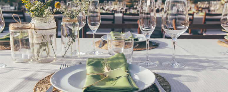 The combination of country elements such as decoration, table linen and crockery were essential to recreate the environment that the couple had dreamed of.