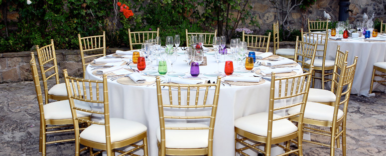 Els detalls elegants com les cadira Chiavari daurades o els gots de colors es van fondre a la perfecció amb els detalls més naturals com els vímets, les estovalles color terra o els centres de taula amb òxids i fustes.